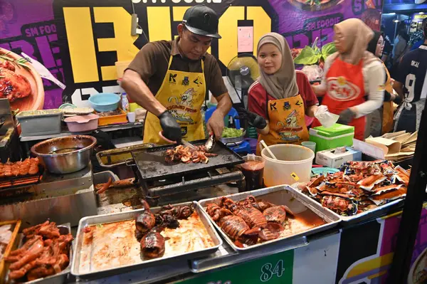 Kuching, Malezya - 8 Ağustos 2025: Yemek Festivali Sokak Fuarı