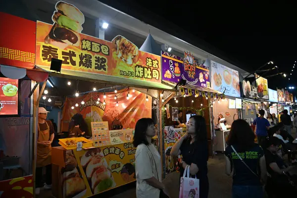 Kuching, Malezya - 8 Ağustos 2025: Yemek Festivali Sokak Fuarı