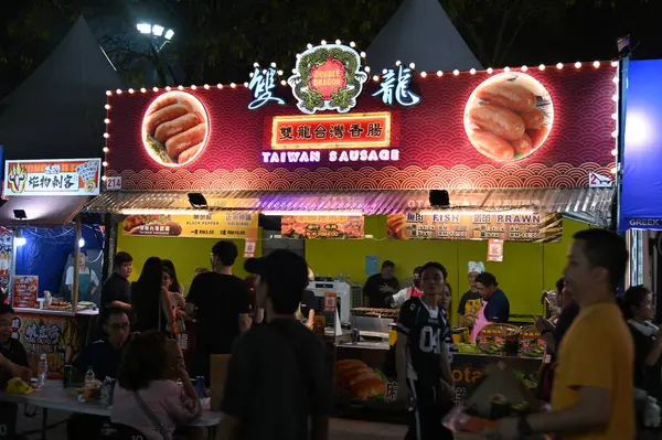 Kuching, Malezya - 8 Ağustos 2025: Yemek Festivali Sokak Fuarı