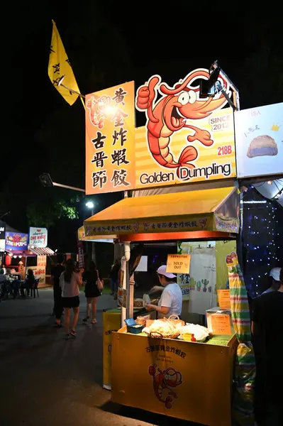 Kuching, Malezya - 8 Ağustos 2025: Yemek Festivali Sokak Fuarı