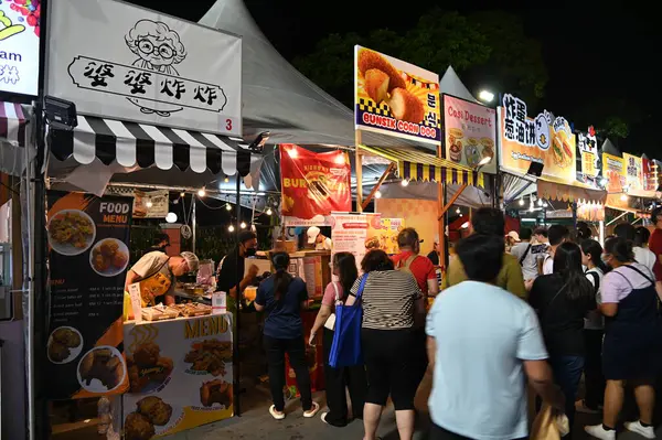 Kuching, Malezya - 8 Ağustos 2025: Yemek Festivali Sokak Fuarı