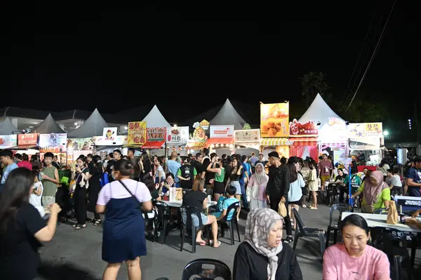 Kuching, Malezya - 8 Ağustos 2025: Yemek Festivali Sokak Fuarı
