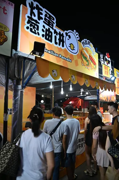 Kuching, Malezya - 8 Ağustos 2025: Yemek Festivali Sokak Fuarı