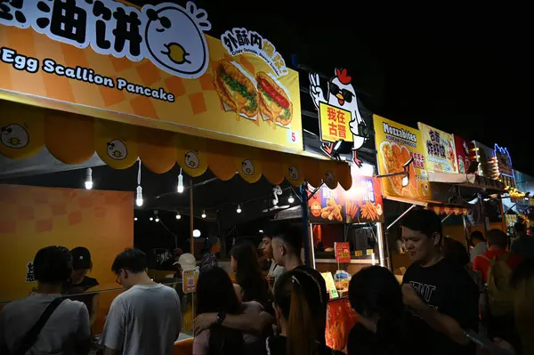 Kuching, Malezya - 8 Ağustos 2025: Yemek Festivali Sokak Fuarı