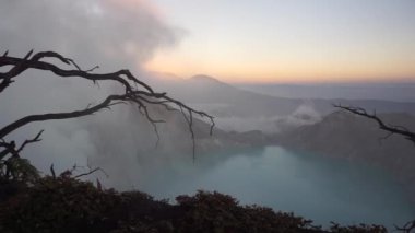 Ijen Dağı 'nın tepesinden güzel manzara