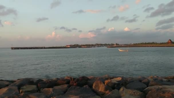 美丽的日出在沙滩上 云彩斑斓 天空蔚蓝 阳光灿烂 — 图库视频影像