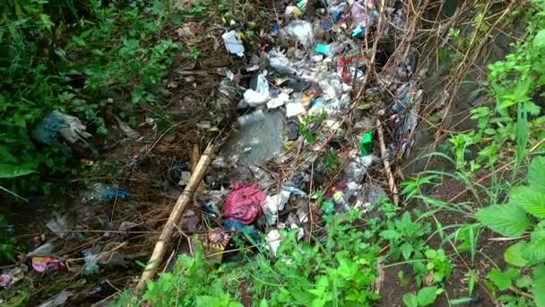 田舎の道路の水路のプラスチック廃棄物 — ストック動画