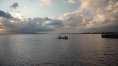 Balıkçı teknesi denizden eve dönüyor