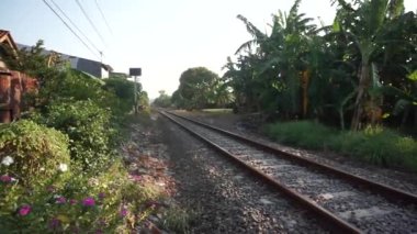 İnsanların arka bahçelerinde demiryolu rayları