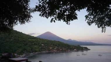 Agung Dağı ve Amed Sahili 'nin güzel manzarası.