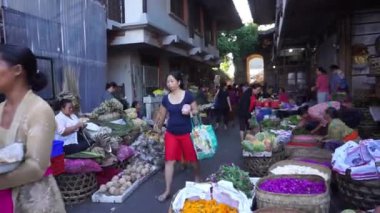 Ubud, Endonezya - 28 Şubat 2019: Geleneksel Ubud pazarında sabah atmosferi.