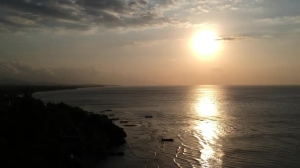 Αισθησιακό Ηλιοβασίλεμα Στην Παραλία Lovina Στο Μπαλί Της Ινδονησίας — Αρχείο Βίντεο