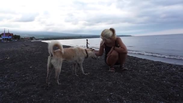 Jovem Mulher Com Cão Praia Amed Bali Indonésia — Vídeo de Stock
