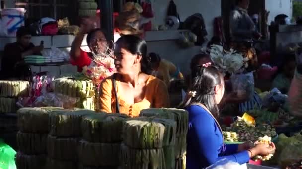 印度尼西亚乌布德 2019年2月28日 乌布德传统市场的早晨气氛吸引游客 — 图库视频影像