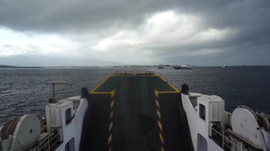 Deniz manzarası ve arka plandaki tekne..