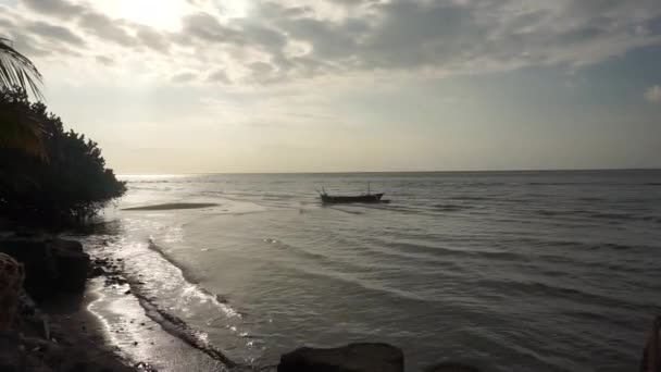 Ένα Αλιευτικό Σκάφος Επιπλέει Στην Ακτή Της Παραλίας Λοβίνα — Αρχείο Βίντεο