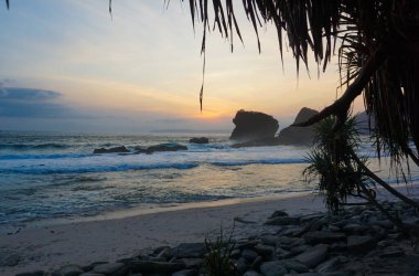 Sabahları Papuma sahilinin güzel manzarası.