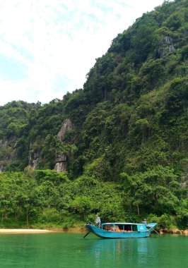 Phong Na, Vietnam - 4 Nisan 2018 Phong Na Ke Bang, Vietnam 'daki ünlü cennet mağarasına bir günlük tekne turu.