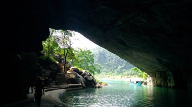 Phong Na, Vietnam - 4 Nisan 2018 Phong Na Ke Bang, Vietnam 'daki ünlü cennet mağarasına bir günlük tekne turu.