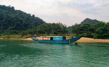 Phong Na, Vietnam - 4 Nisan 2018 Phong Na Ke Bang, Vietnam 'daki ünlü cennet mağarasına bir günlük tekne turu.