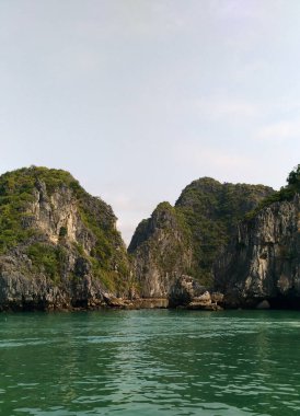 Karst dağlarının doğal manzarası, temiz gökyüzü ve Cat Ba Adası, Vietnam 'daki yeşil deniz suyu..