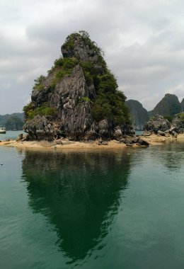 Karst dağlarının doğal manzarası, temiz gökyüzü ve Cat Ba Adası, Vietnam 'daki yeşil deniz suyu..