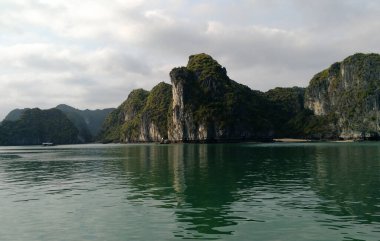 Karst dağlarının doğal manzarası, temiz gökyüzü ve Cat Ba Adası, Vietnam 'daki yeşil deniz suyu..