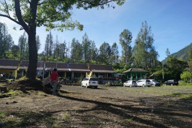 Kawah Ijen, Endonezya - 24 Ekim 2020: İjen kraterindeki sülfür madencilerinin yaşamı.