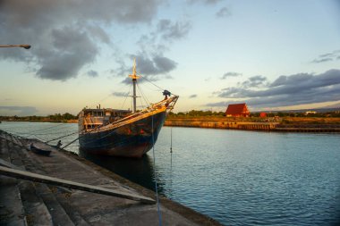 Kumsaldaki eski ahşap tekne.