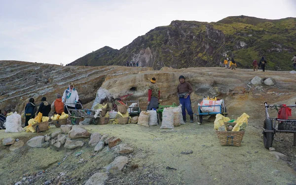 Kawah Ijen, Endonezya - 24 Ekim 2020: İjen kraterindeki sülfür madencilerinin yaşamı.