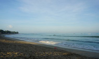 Kuta Sahili kıyısında mavi gökyüzü ile güneşli bir sabah, Bali.