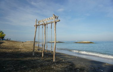 Güzel mavi gökyüzü, gün doğumu, kumsal ve sabah Kuta sahilinin etrafındaki beyaz kumlar..