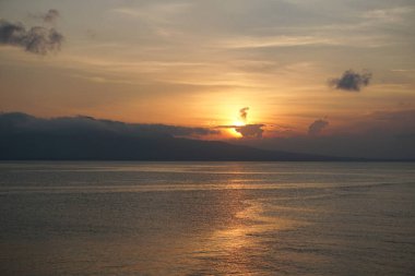 Sahilde dramatik gökyüzü ile güzel bir sabah..