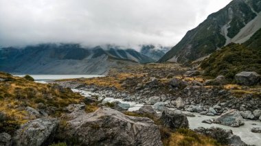 Yeni Zelanda 'daki Mount Cook Ulusal Parkı' ndaki Hooker Vadisi etrafında nefes kesici manzara..