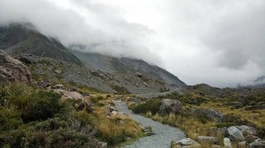 Yeni Zelanda 'daki Mount Cook Ulusal Parkı' ndaki Hooker Vadisi etrafında nefes kesici manzara..