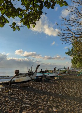Endonezya, Banyuwangi 'deki Pulau Santen plajında tekneler..