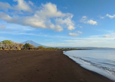 Mavi gökyüzü, güneş ışığı ve açık hava ile güneşli bir sabah manzarası.