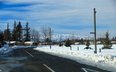 Yeni Zelanda 'nın güneyindeki Lindis Geçidi etrafındaki nefes kesici kış manzarası.