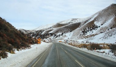 Yeni Zelanda 'nın güneyindeki Lindis Geçidi etrafındaki nefes kesici kış manzarası.