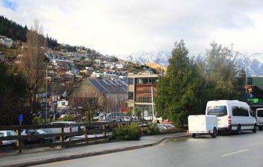 Yeni Zelanda 'nın güneyindeki bir yolculuğa çıkan doğal güzellik. Dağlar, ağaçlar ve yol boyunca açık gökyüzü.