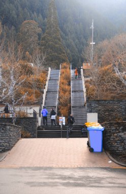 Queenstown, Yeni Zelanda 'nın güneyindeki güzel, turistik bir kasaba..