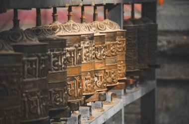 Dua tekerleri Swayambhunath tapınağının etrafında dönüyor..