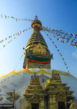 Nepal 'deki Swayambhunath tapınağında Buda heykelleri ve aptallar..
