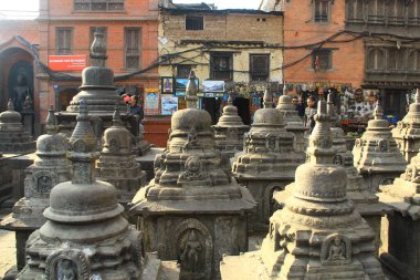 Swayambhunath Tapınağı 'nın tepesindeki Budist stupası ve türbesi