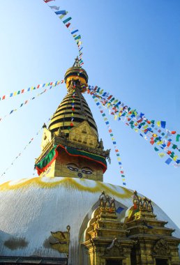 Swayambhunath Tapınağı 'nın tepesindeki Budist stupası ve türbesi