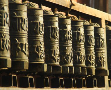 Dua tekerleri Swayambhunath tapınağının etrafında dönüyor..