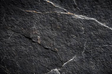 Koyu gri, siyah taş arka plan. Kaya dokusu. Siyah sayfa arkaplanı