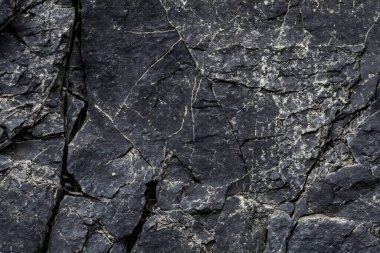 Koyu gri, siyah taş arka plan. Kaya dokusu. Siyah sayfa arkaplanı