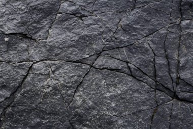 Koyu gri, siyah taş arka plan. Kaya dokusu. Siyah sayfa arkaplanı