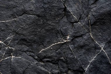 Koyu gri, siyah taş arka plan. Kaya dokusu. Siyah sayfa arkaplanı